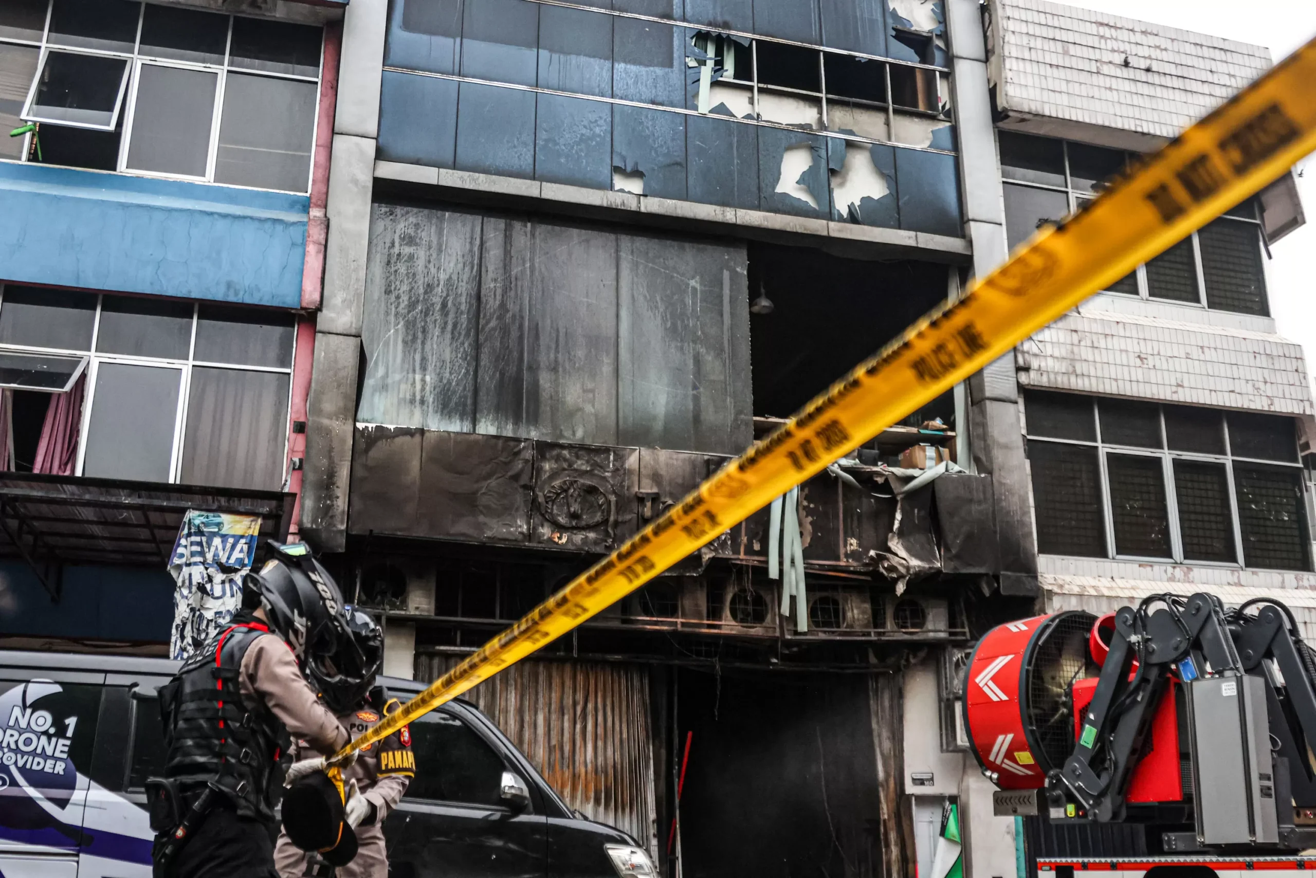 Heroik, Tangan Kapolsek Kemayoran Robek Tertimpa Kaca saat Lindungi Petugas di Kebakaran Terra Drone