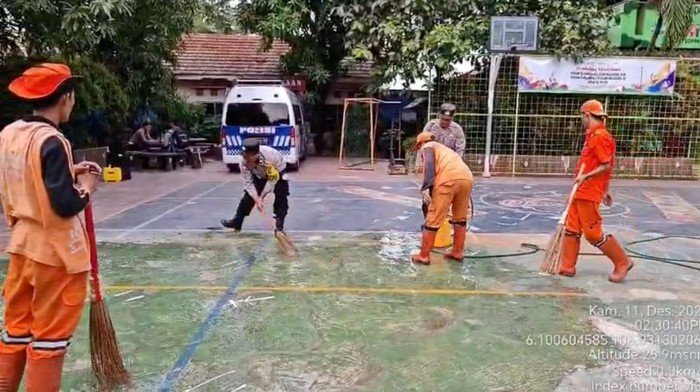 Polisi Bersihkan Sisa Kecelakaan Mobil di SD Cilincing, Police Line Dibuka